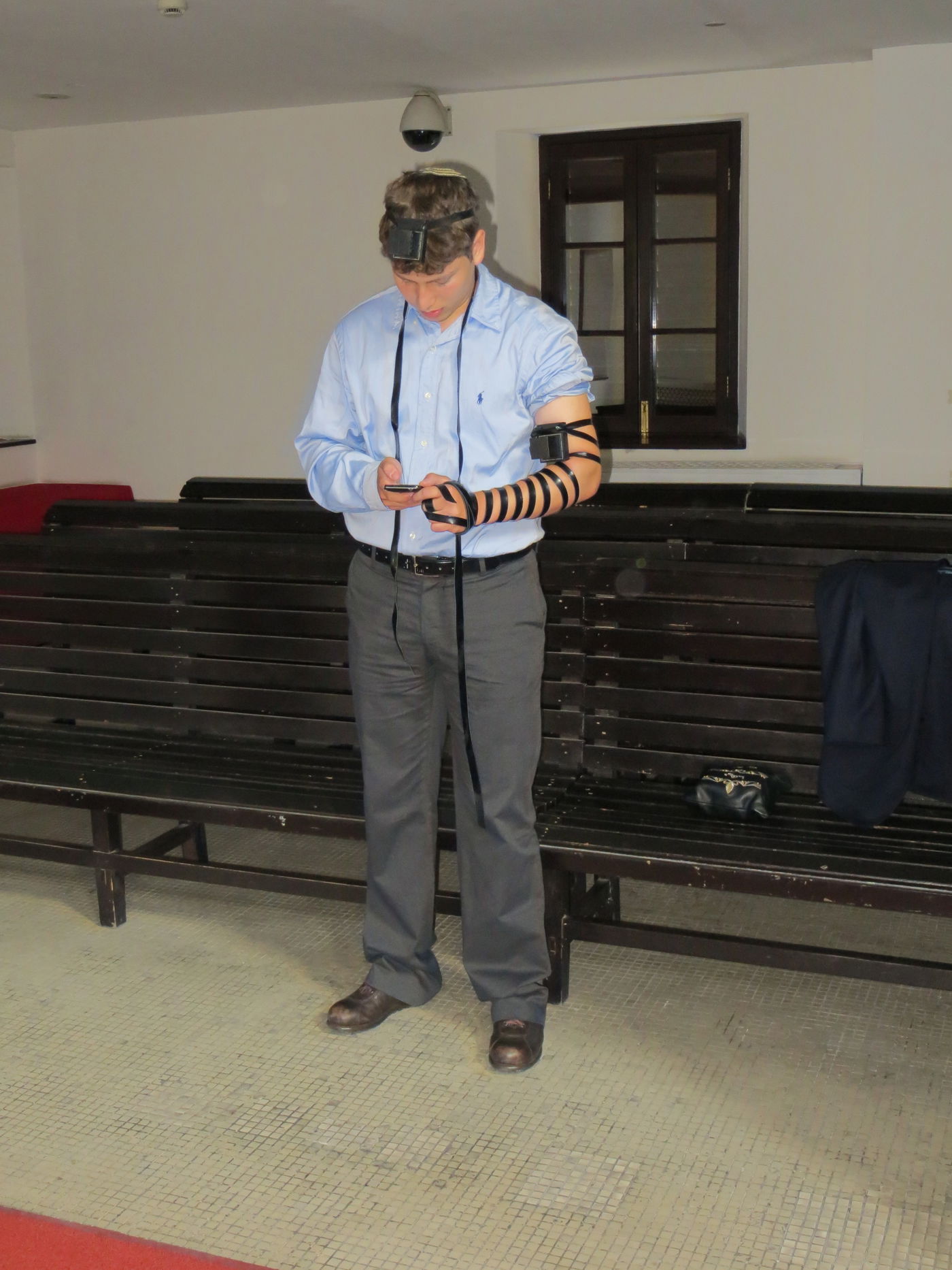 צפו: אבנר נתניהו, בנו של ראש הממשלה, מניח תפילין בסין