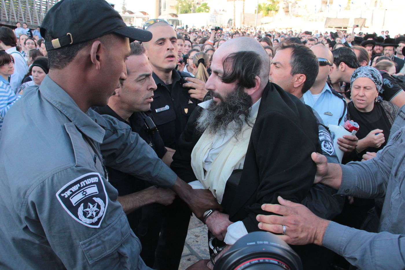 בוקר סוער בכותל: בנות סמינרים מול הרפורמיות