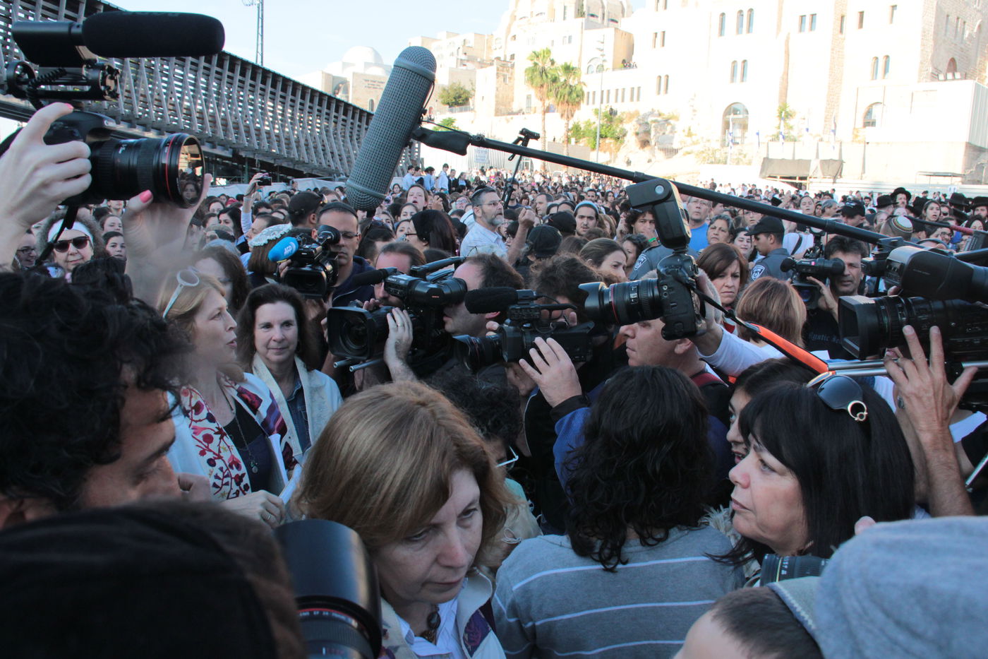 בוקר סוער בכותל: בנות סמינרים מול הרפורמיות