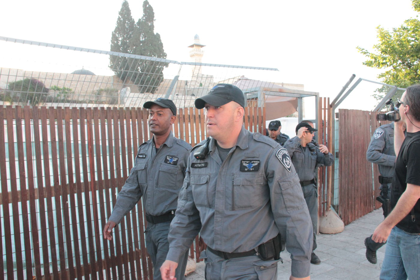 בוקר סוער בכותל: בנות סמינרים מול הרפורמיות