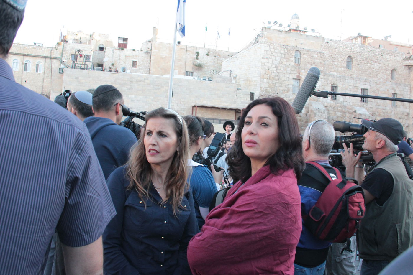 בוקר סוער בכותל: בנות סמינרים מול הרפורמיות