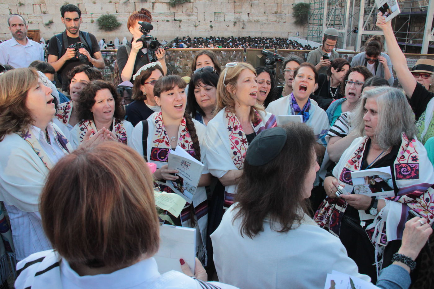 בוקר סוער בכותל: בנות סמינרים מול הרפורמיות
