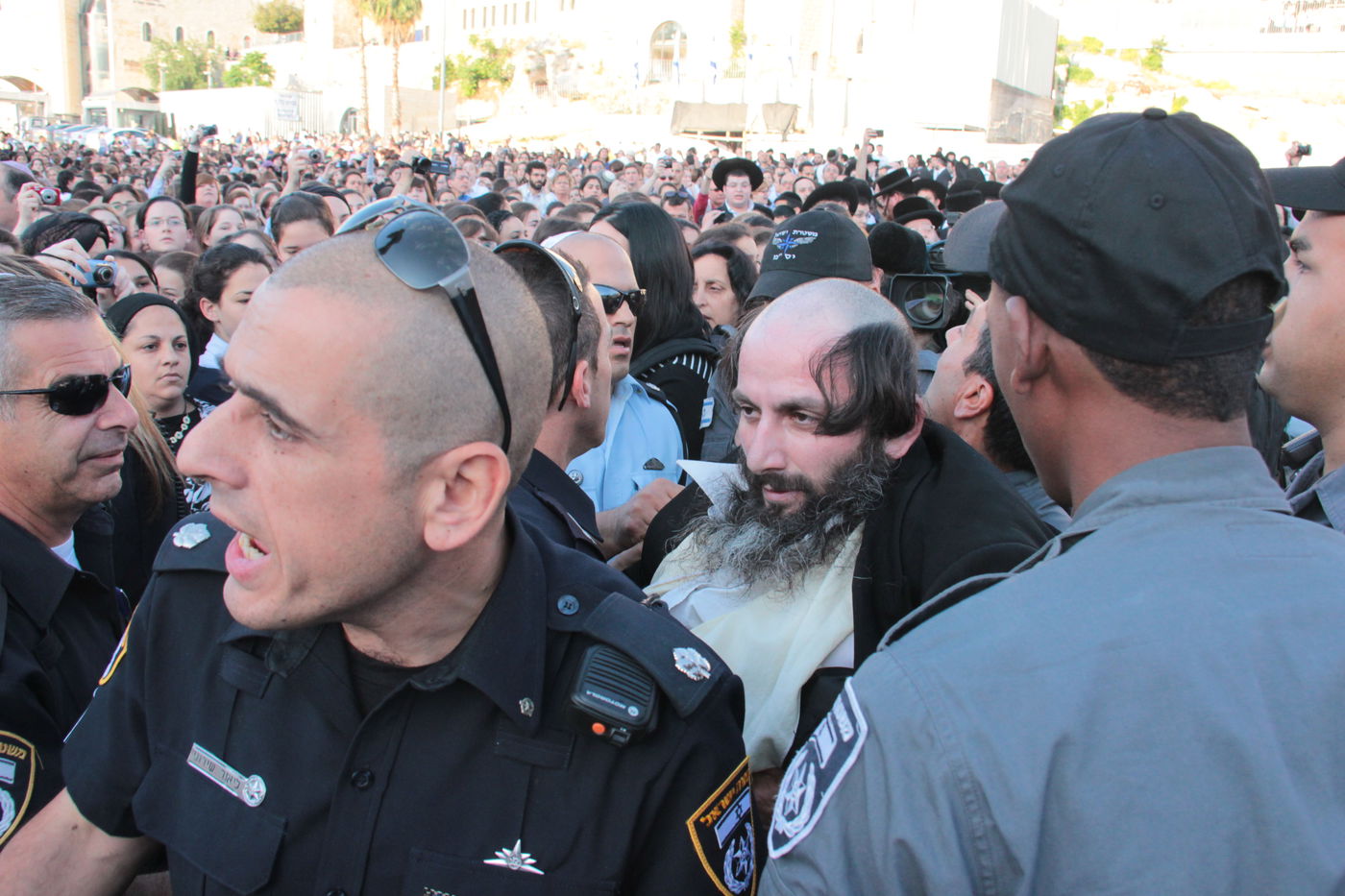 בוקר סוער בכותל: בנות סמינרים מול הרפורמיות