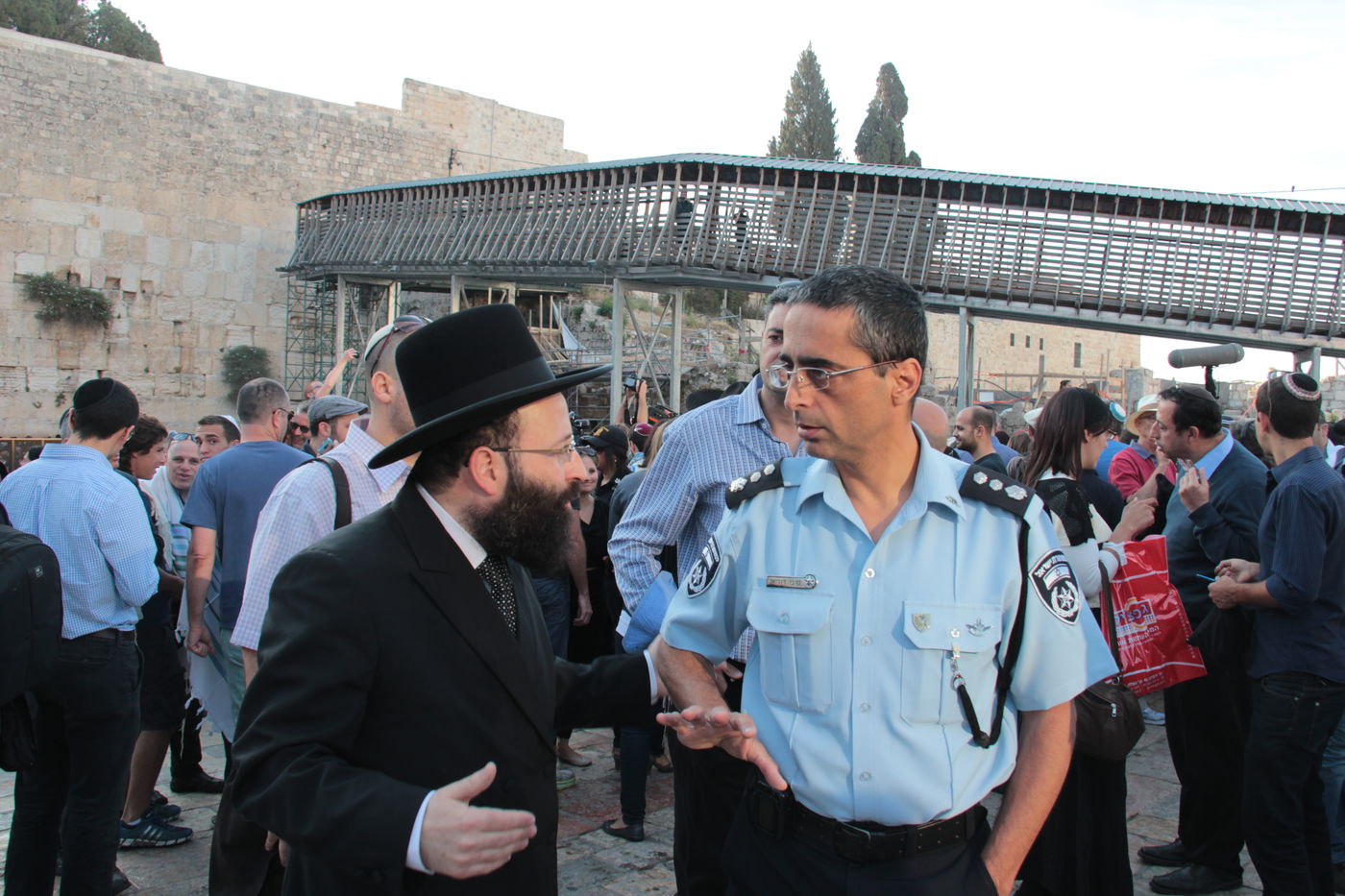 בוקר סוער בכותל: בנות סמינרים מול הרפורמיות