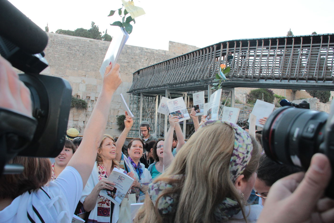 בוקר סוער בכותל: בנות סמינרים מול הרפורמיות