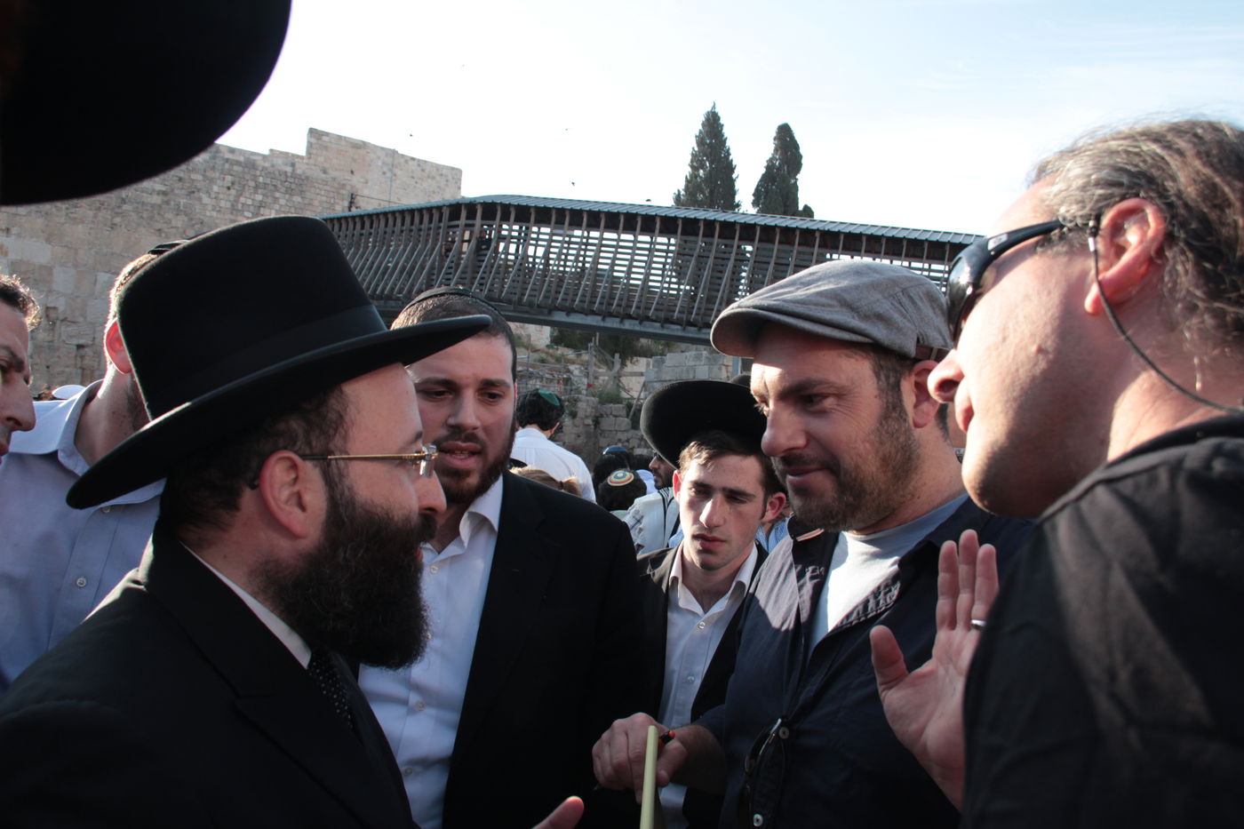 בוקר סוער בכותל: בנות סמינרים מול הרפורמיות