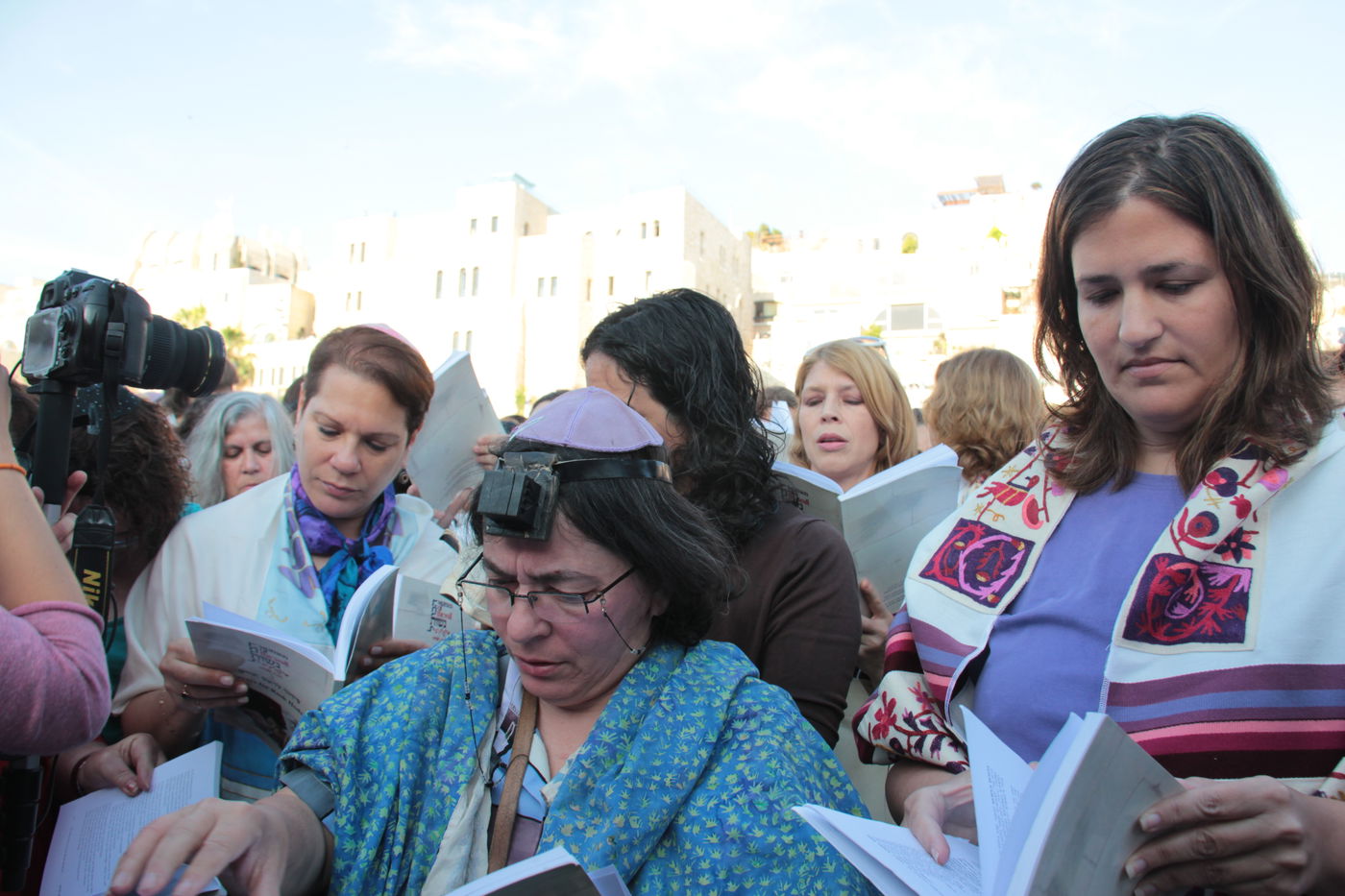 בוקר סוער בכותל: בנות סמינרים מול הרפורמיות