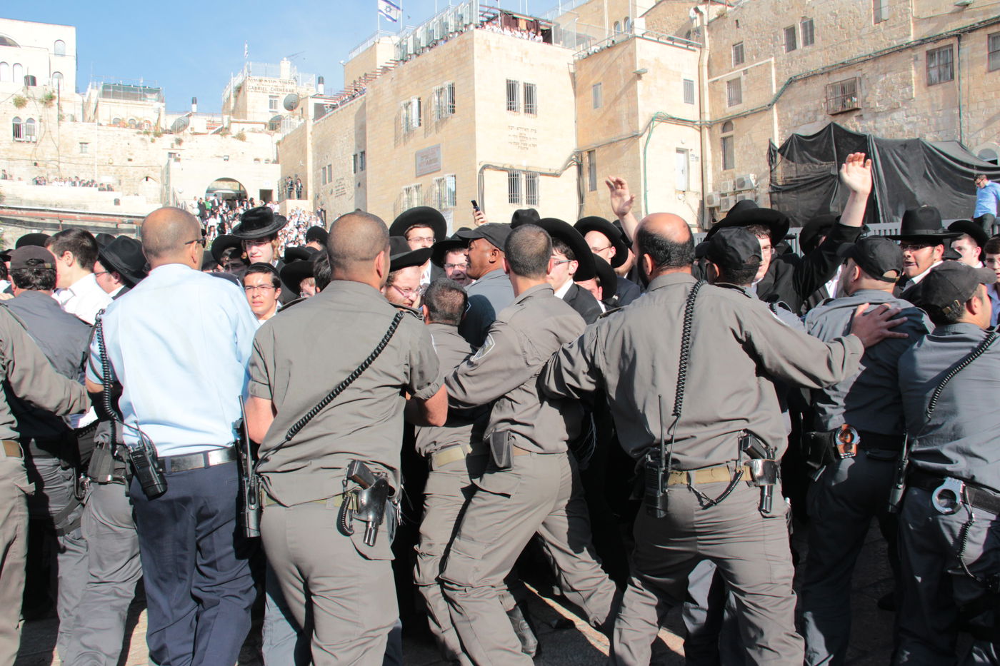 בוקר סוער בכותל: בנות סמינרים מול הרפורמיות