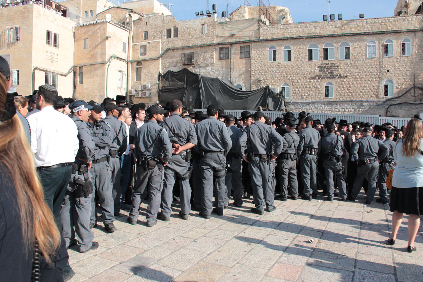 בוקר סוער בכותל: בנות סמינרים מול הרפורמיות