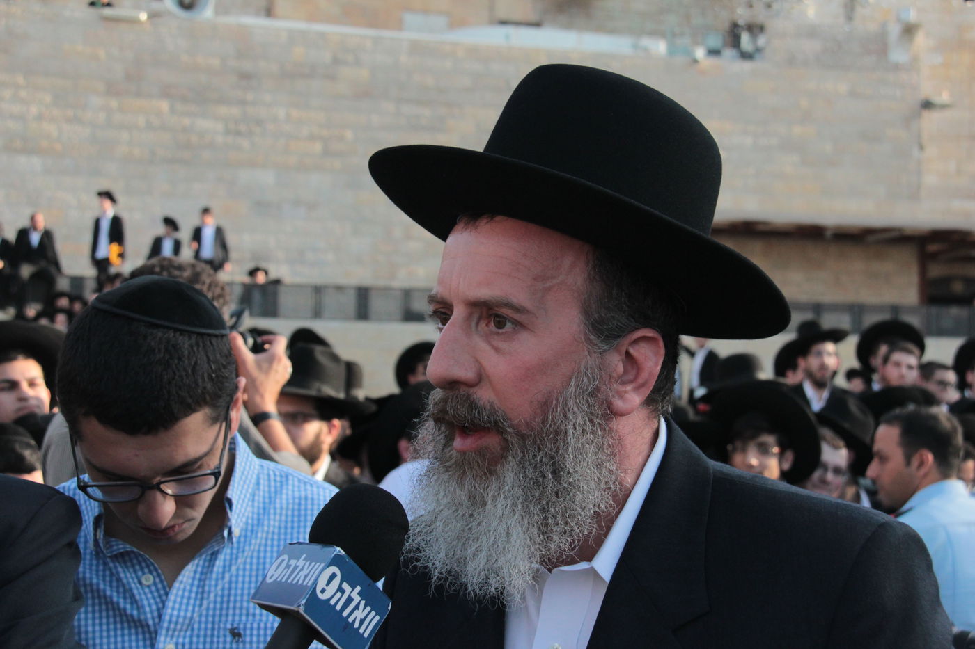 בוקר סוער בכותל: בנות סמינרים מול הרפורמיות