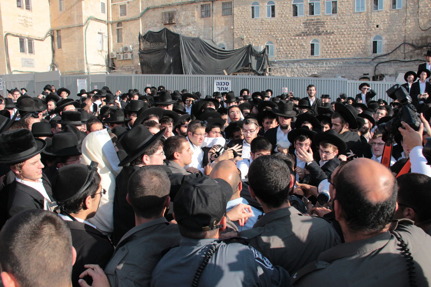 בוקר סוער בכותל: בנות סמינרים מול הרפורמיות