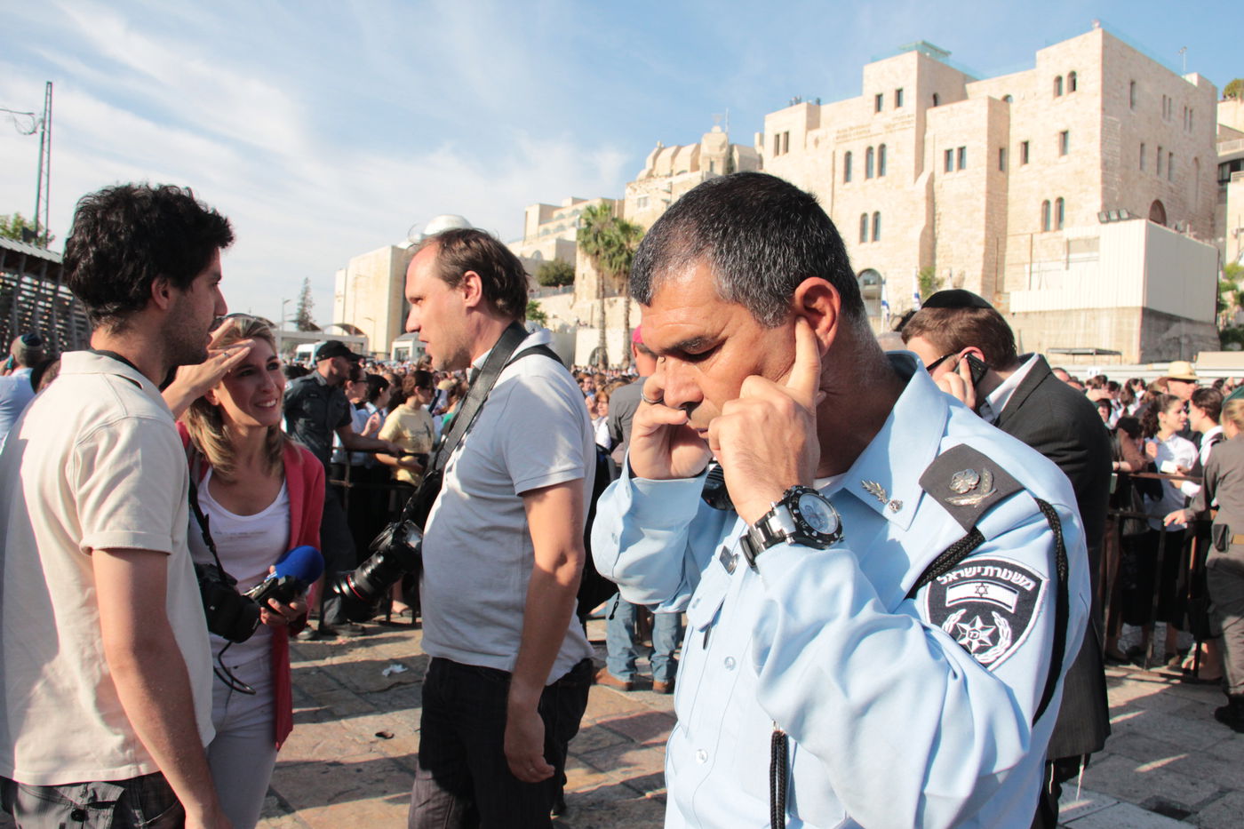 בוקר סוער בכותל: בנות סמינרים מול הרפורמיות