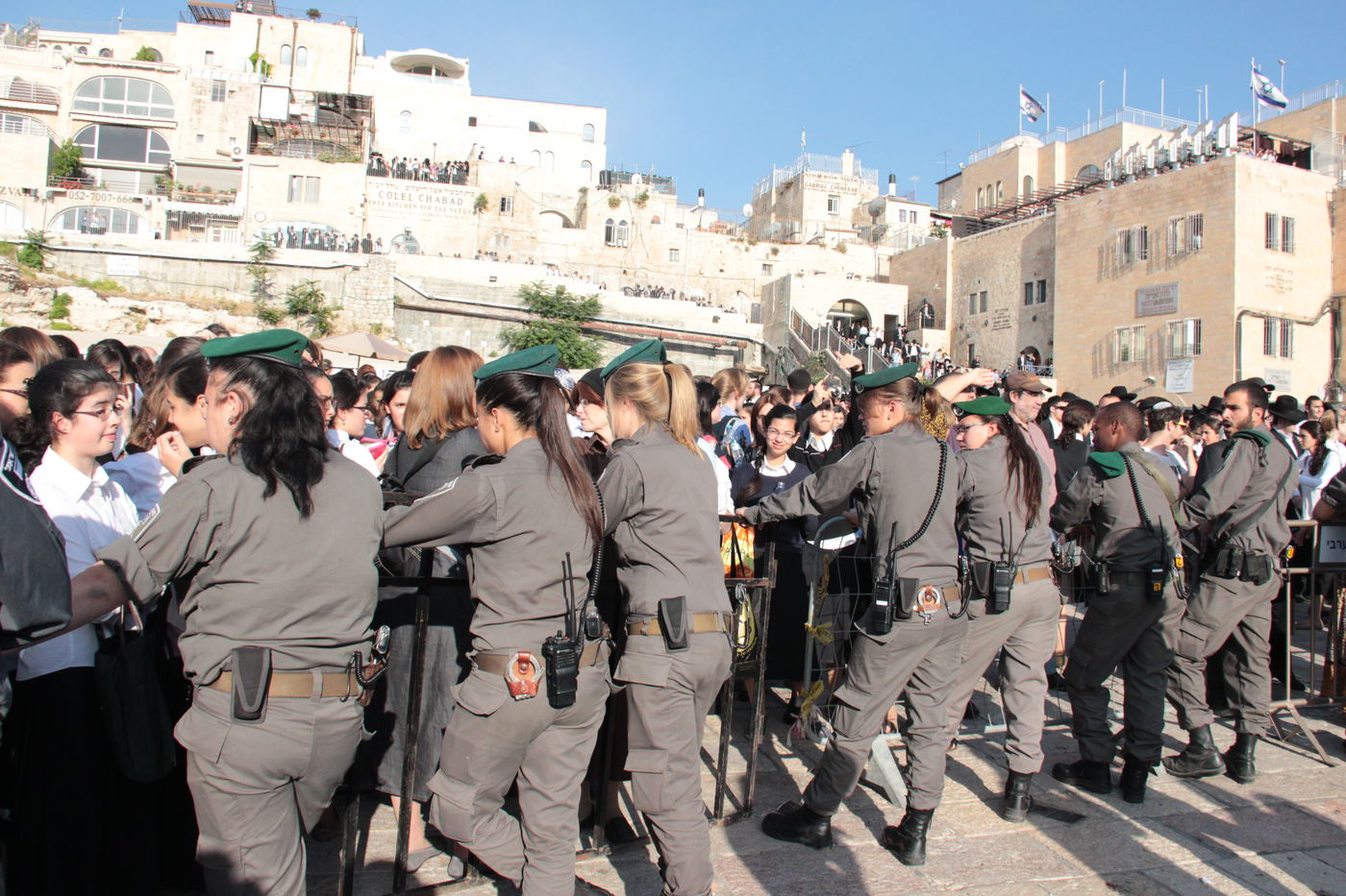 בוקר סוער בכותל: בנות סמינרים מול הרפורמיות
