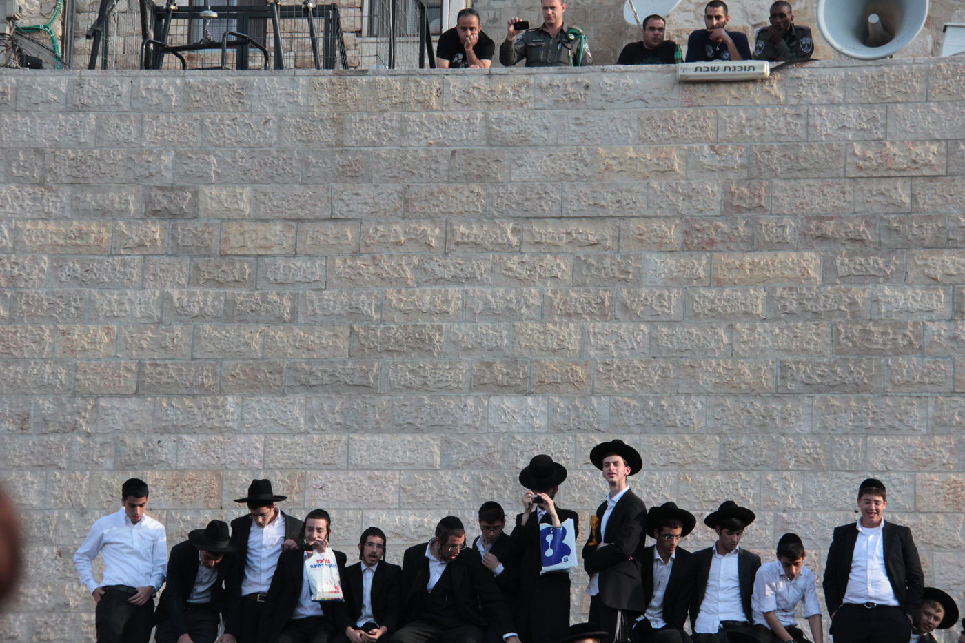 בוקר סוער בכותל: בנות סמינרים מול הרפורמיות