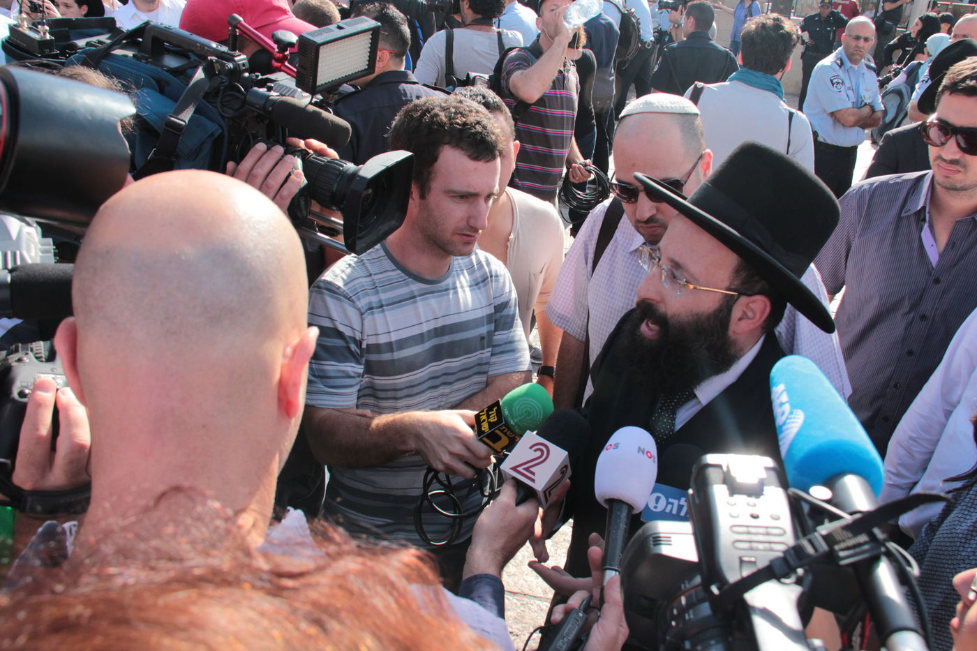 בוקר סוער בכותל: בנות סמינרים מול הרפורמיות