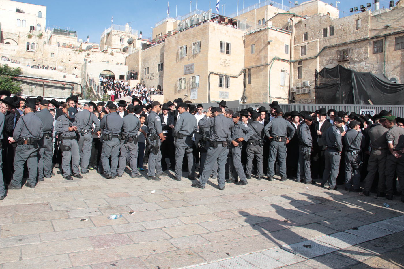 בוקר סוער בכותל: בנות סמינרים מול הרפורמיות