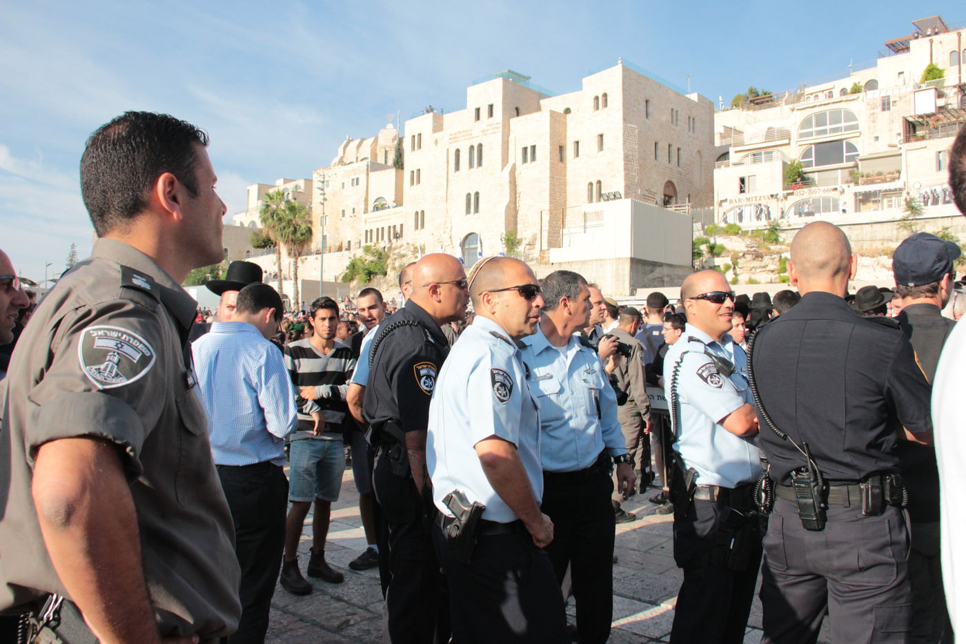 בוקר סוער בכותל: בנות סמינרים מול הרפורמיות