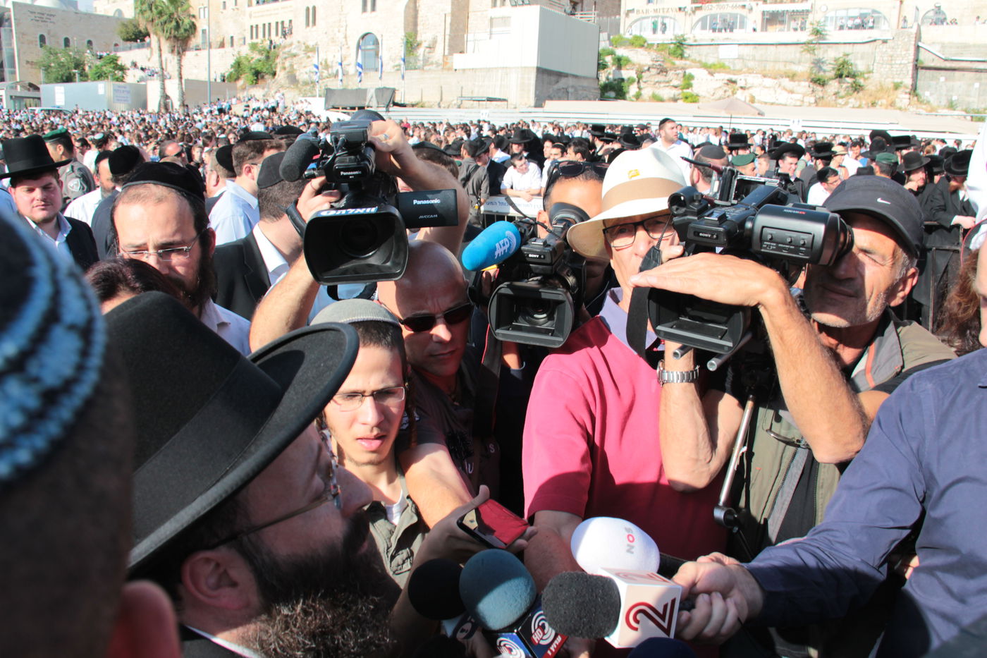 בוקר סוער בכותל: בנות סמינרים מול הרפורמיות