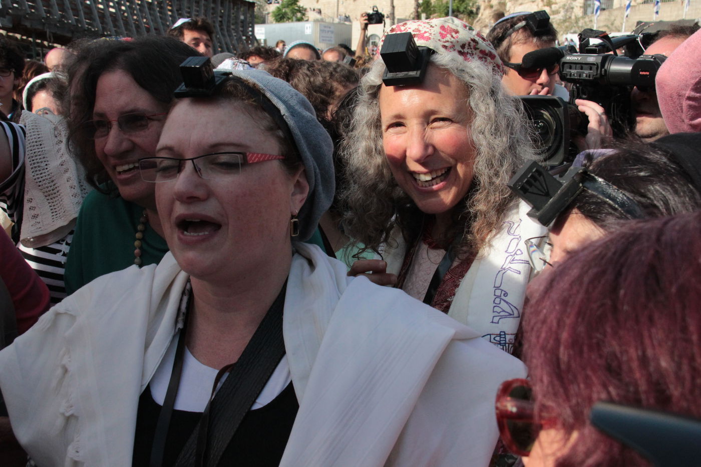 בוקר סוער בכותל: בנות סמינרים מול הרפורמיות