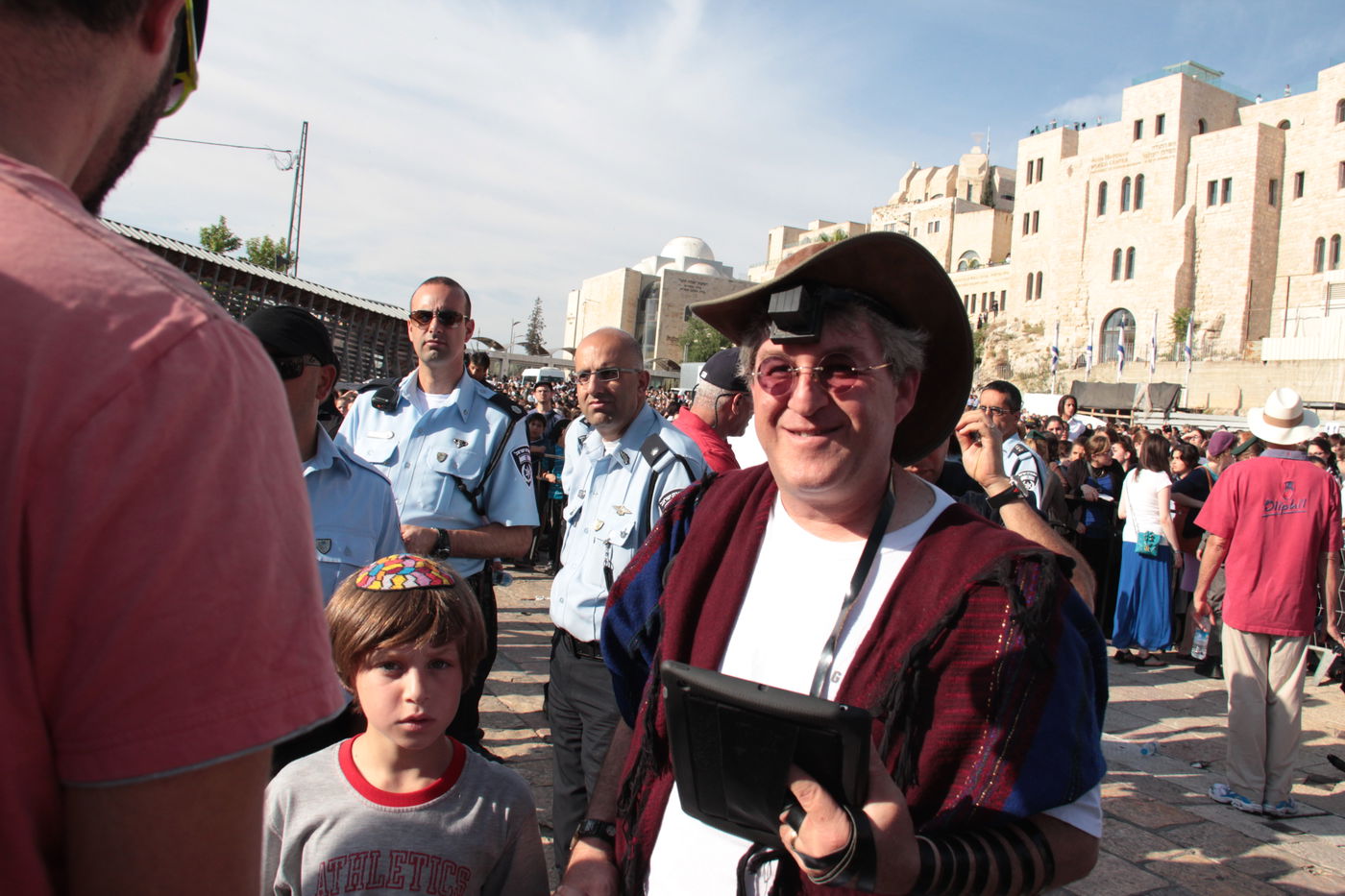 בוקר סוער בכותל: בנות סמינרים מול הרפורמיות