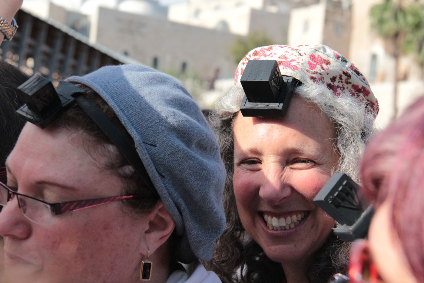 בוקר סוער בכותל: בנות סמינרים מול הרפורמיות