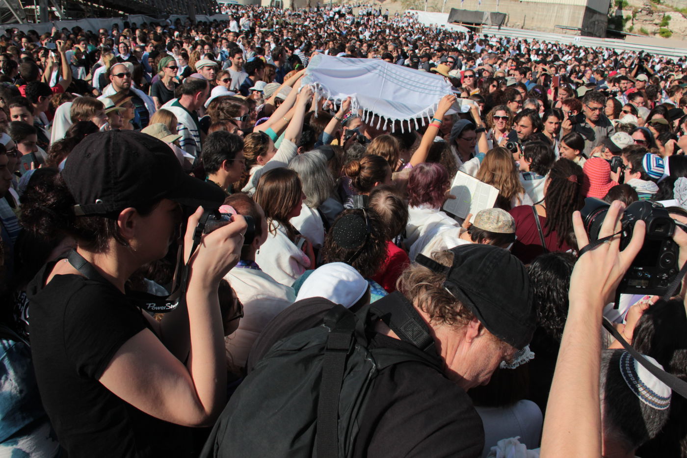 בוקר סוער בכותל: בנות סמינרים מול הרפורמיות