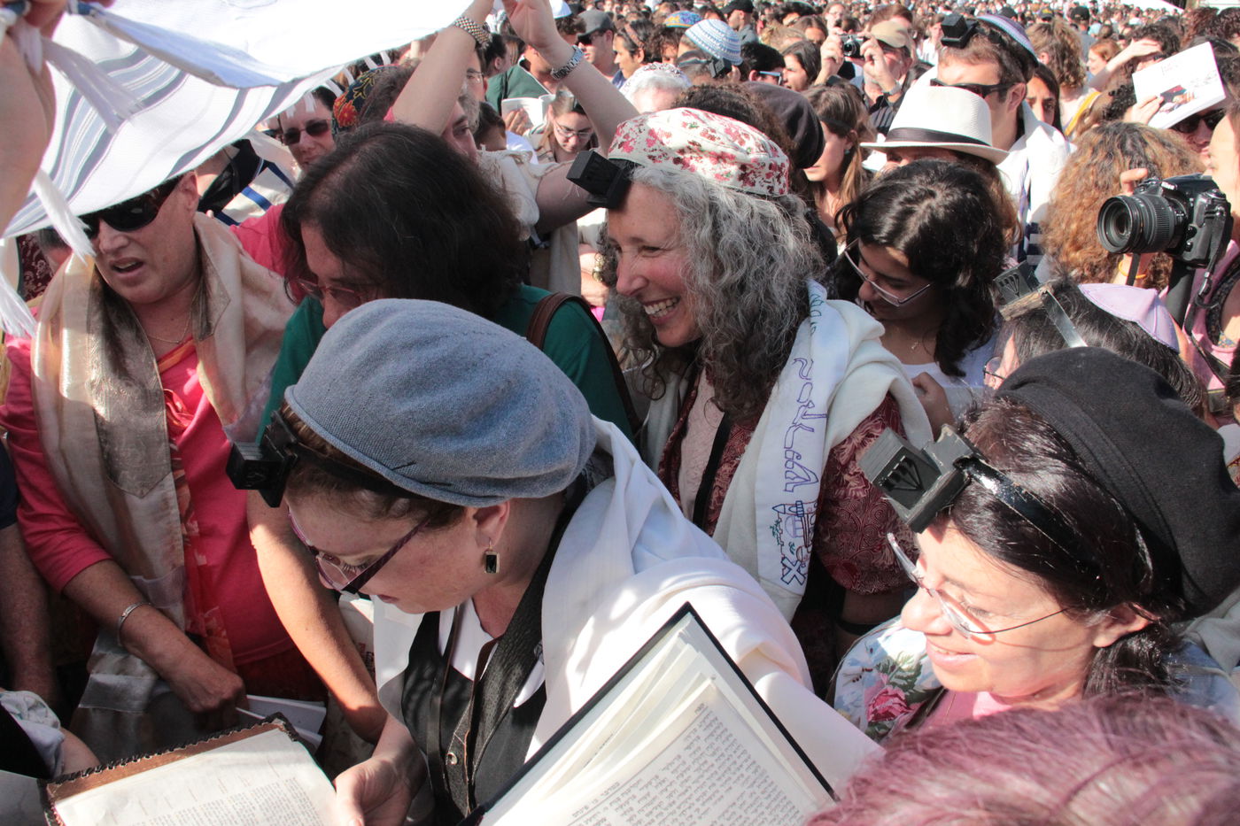 בוקר סוער בכותל: בנות סמינרים מול הרפורמיות