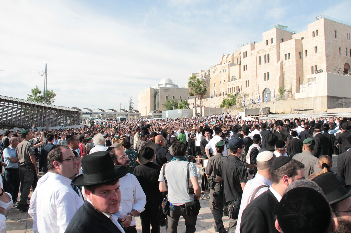 בוקר סוער בכותל: בנות סמינרים מול הרפורמיות