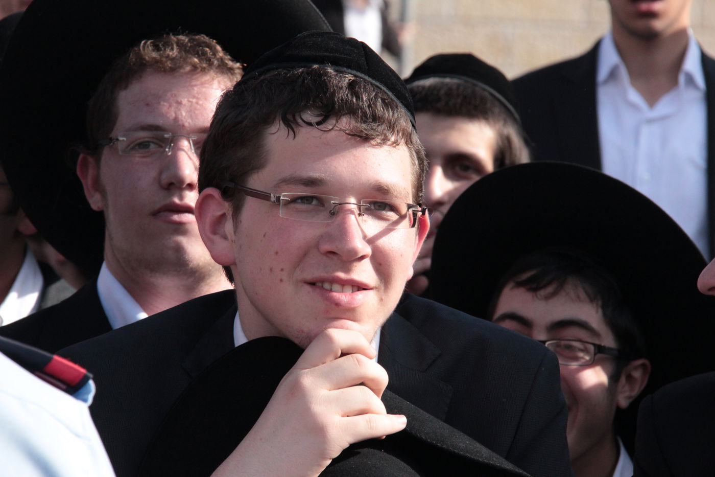 בוקר סוער בכותל: בנות סמינרים מול הרפורמיות