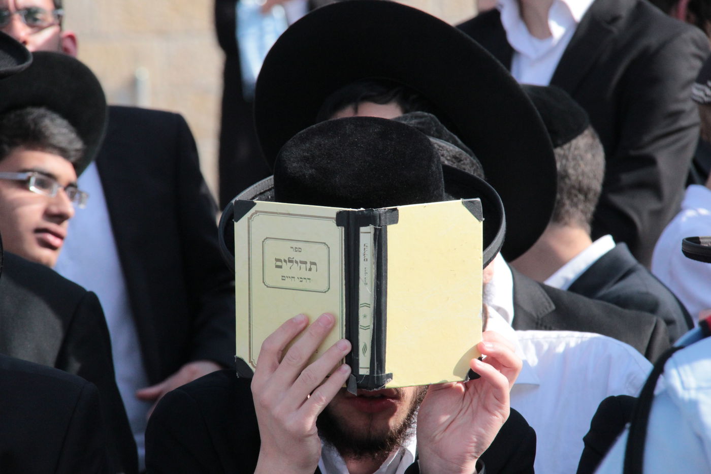 בוקר סוער בכותל: בנות סמינרים מול הרפורמיות