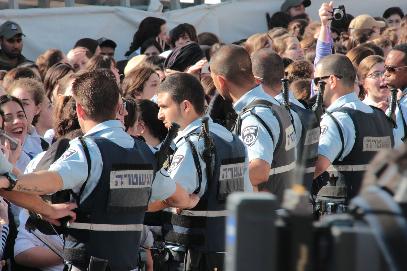 בוקר סוער בכותל: בנות סמינרים מול הרפורמיות
