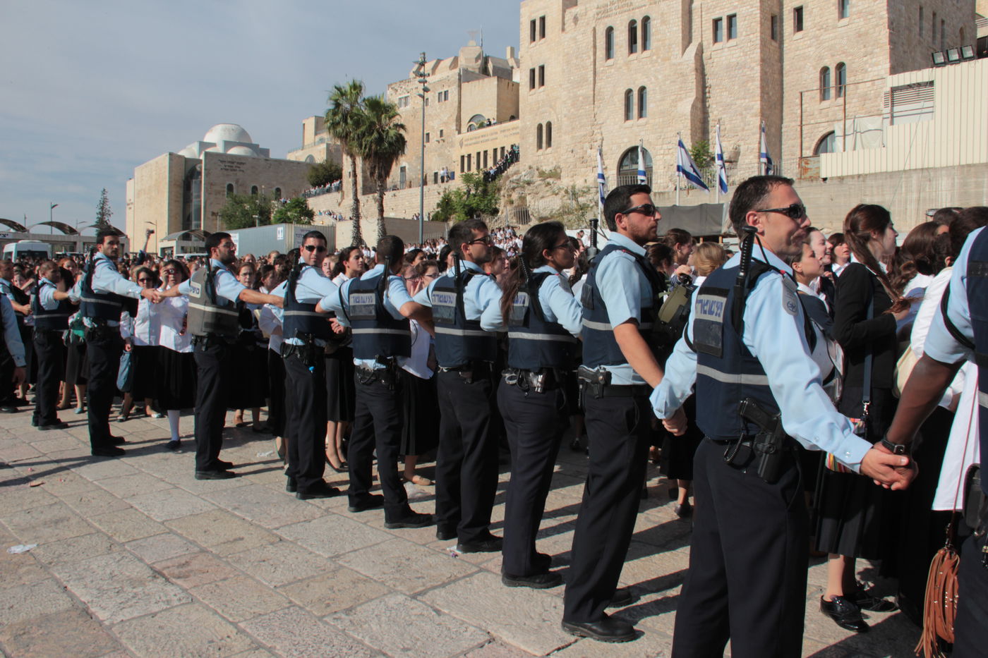 בוקר סוער בכותל: בנות סמינרים מול הרפורמיות