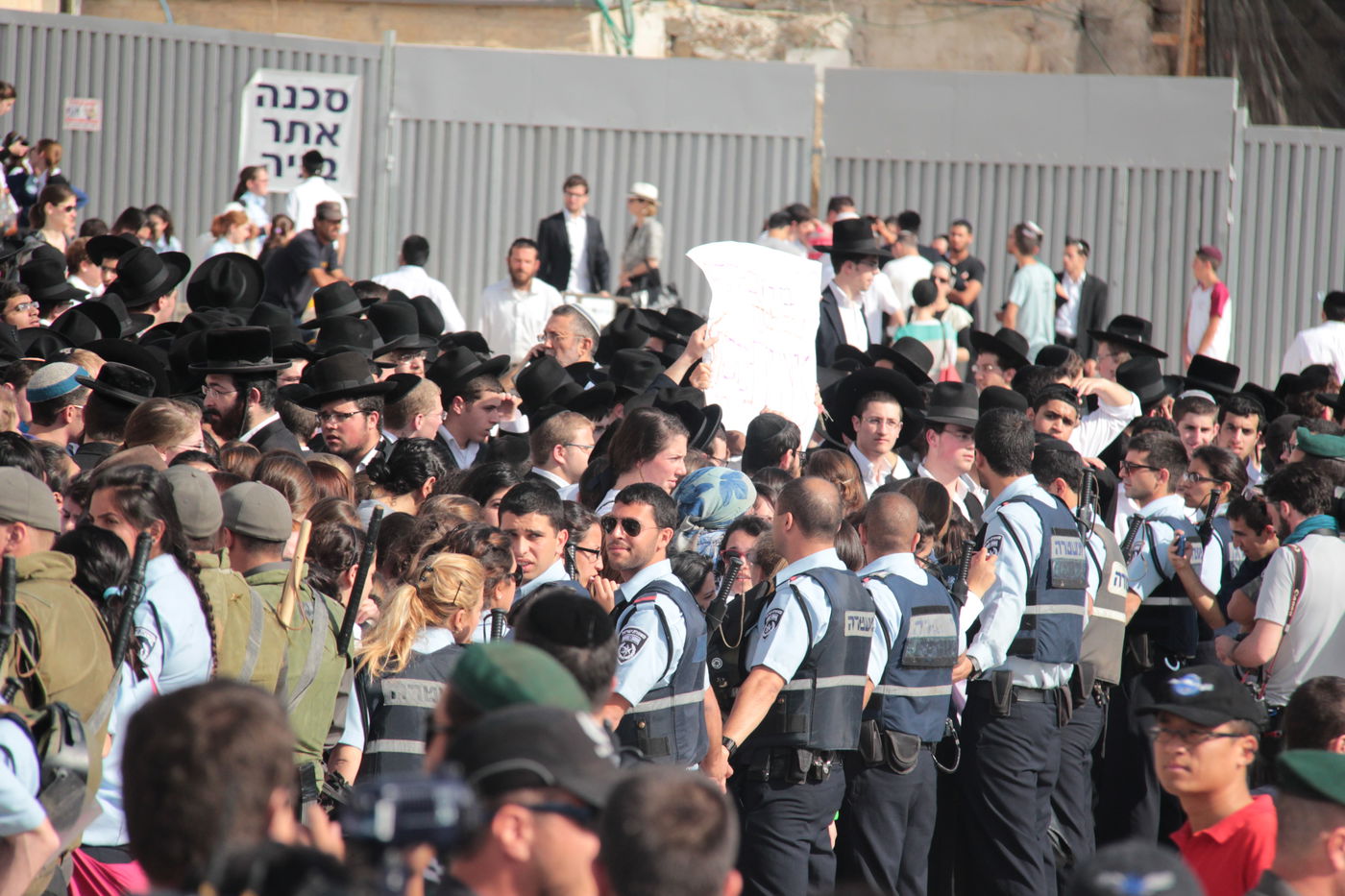 בוקר סוער בכותל: בנות סמינרים מול הרפורמיות