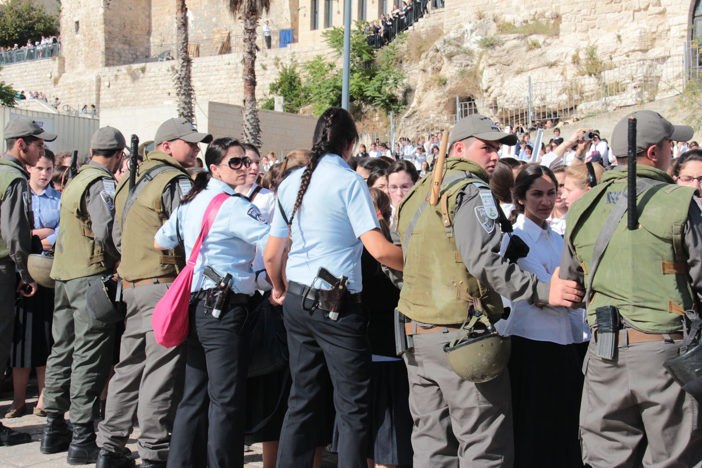 בוקר סוער בכותל: בנות סמינרים מול הרפורמיות