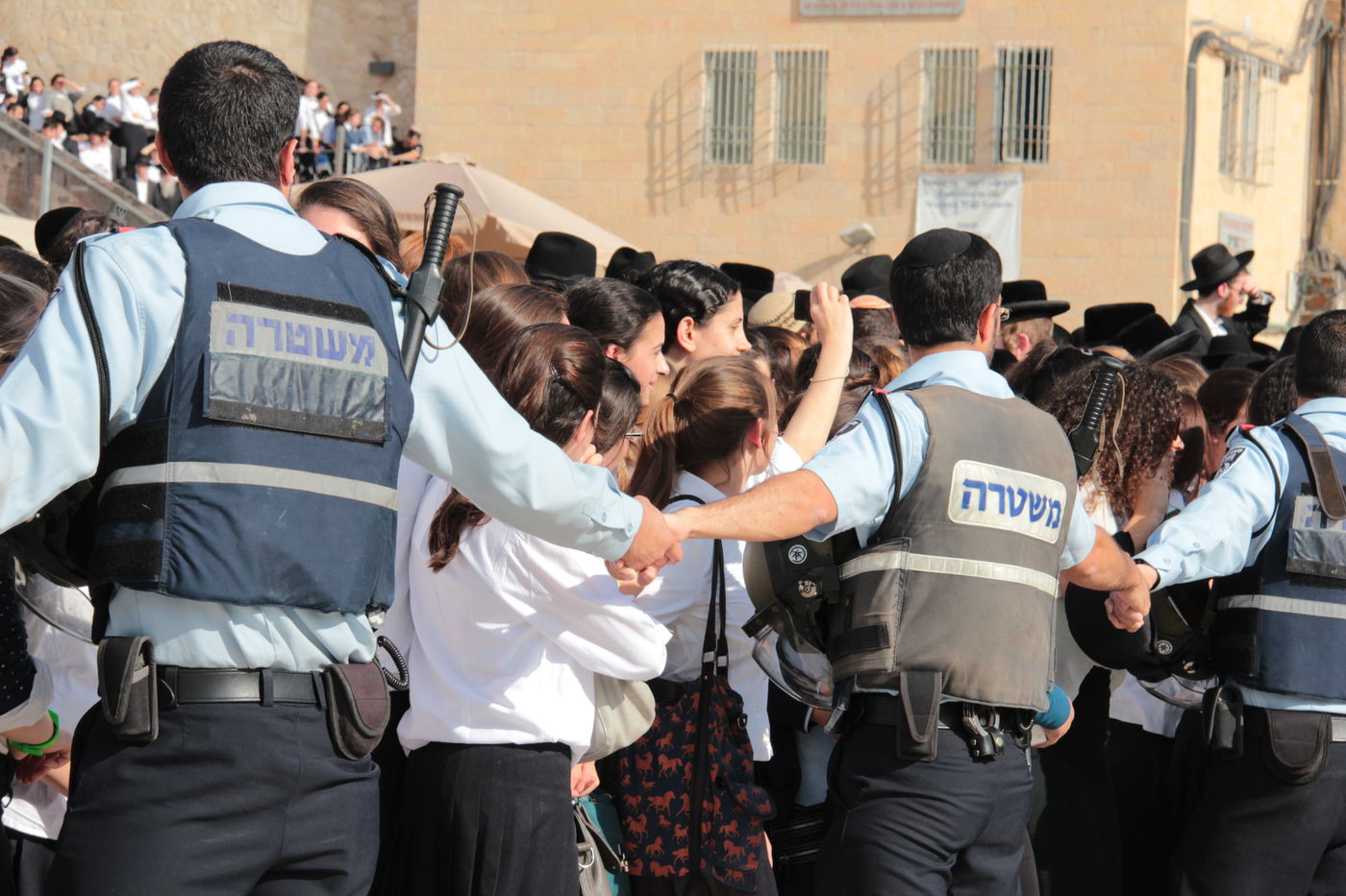 בוקר סוער בכותל: בנות סמינרים מול הרפורמיות