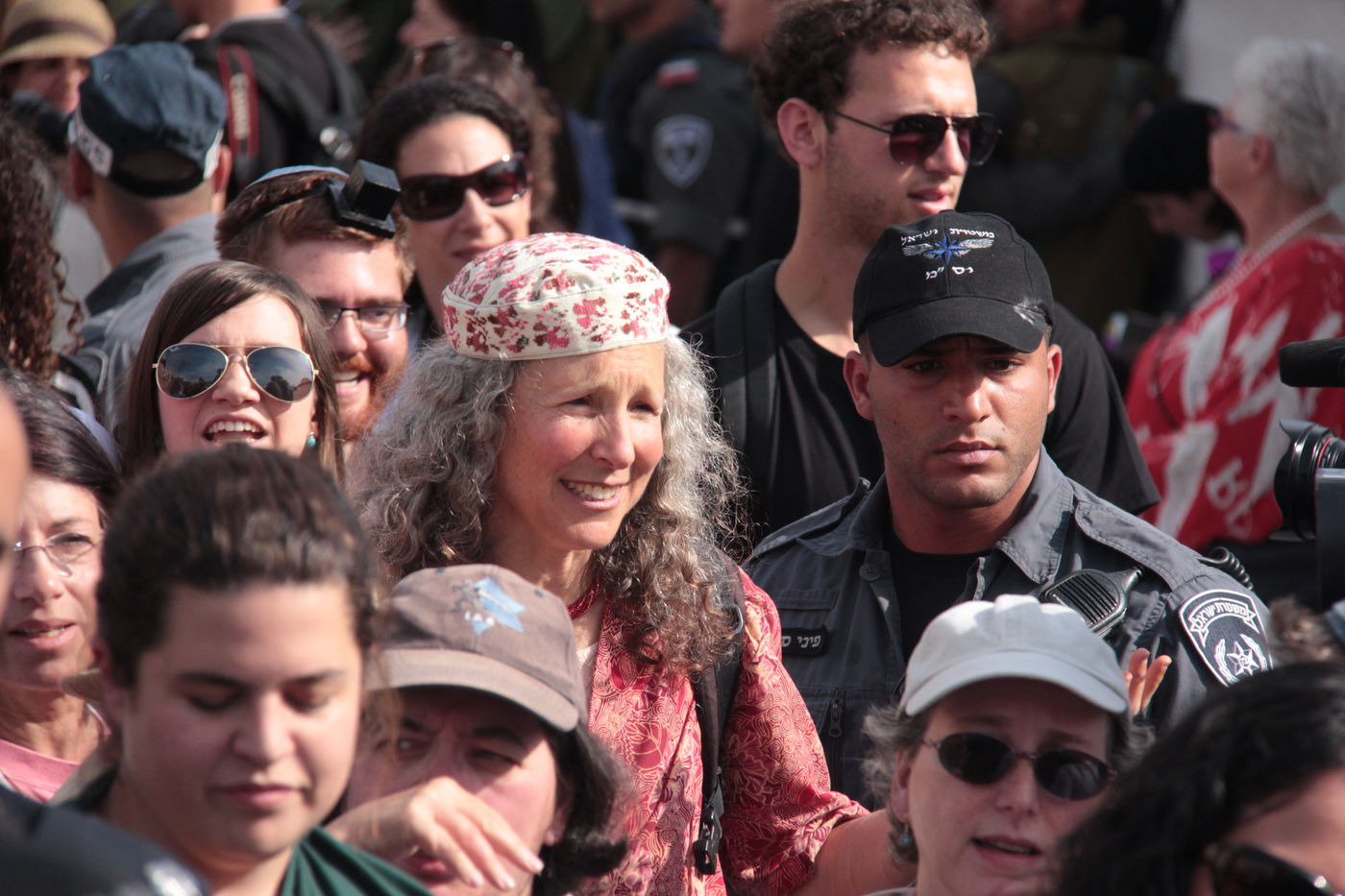 בוקר סוער בכותל: בנות סמינרים מול הרפורמיות