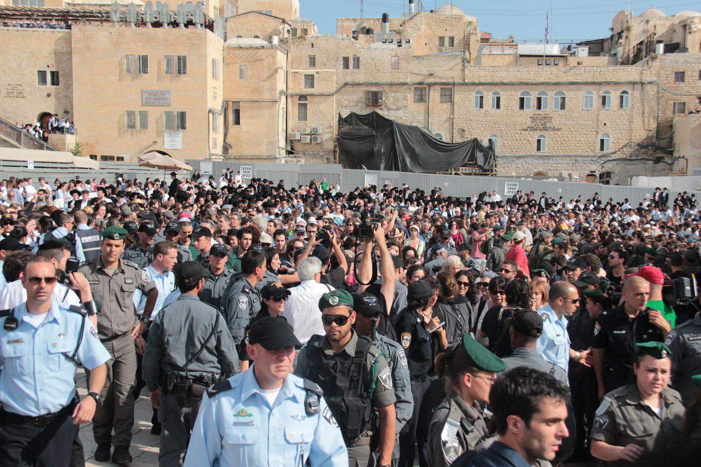 בוקר סוער בכותל: בנות סמינרים מול הרפורמיות