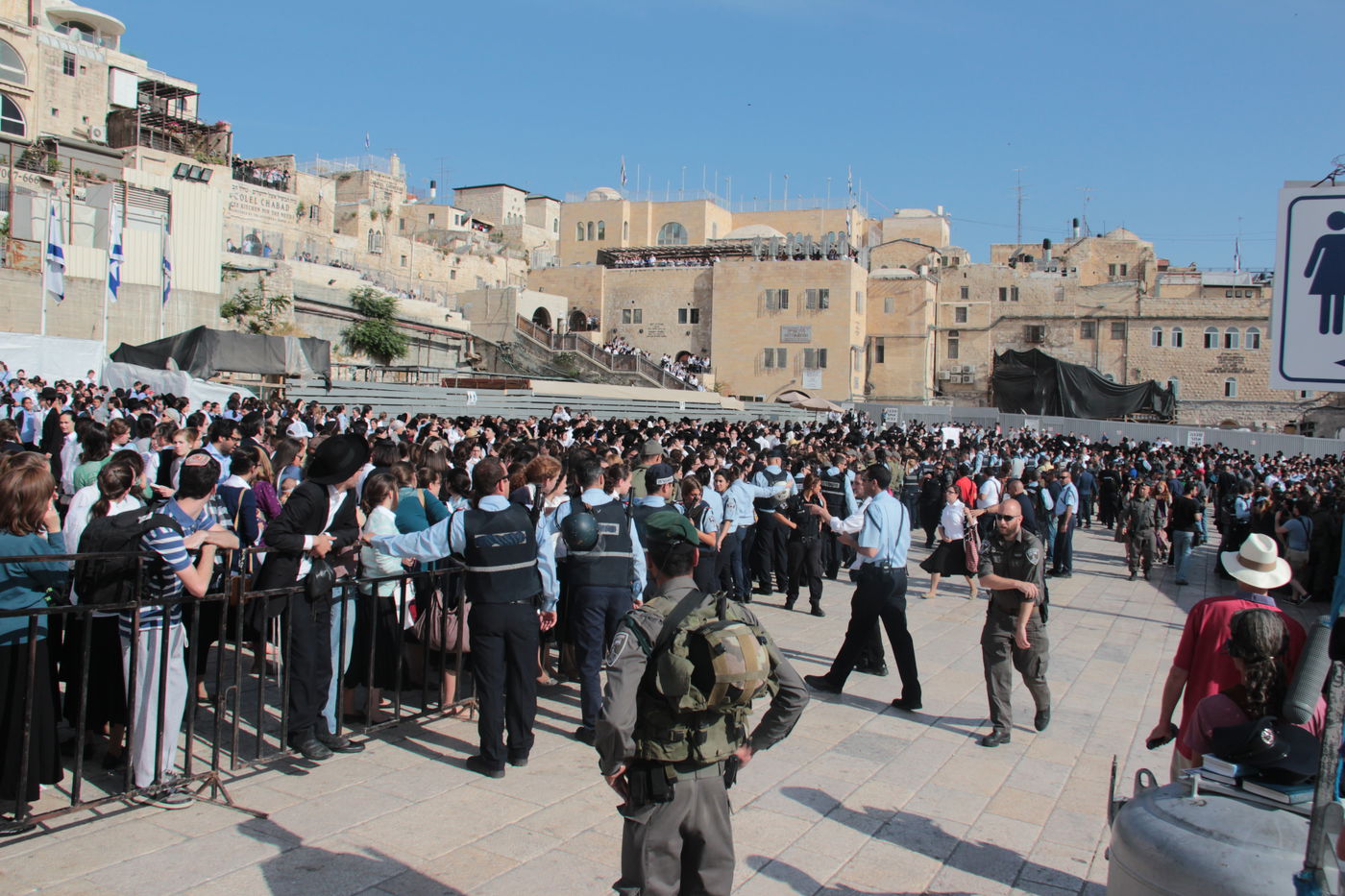 בוקר סוער בכותל: בנות סמינרים מול הרפורמיות