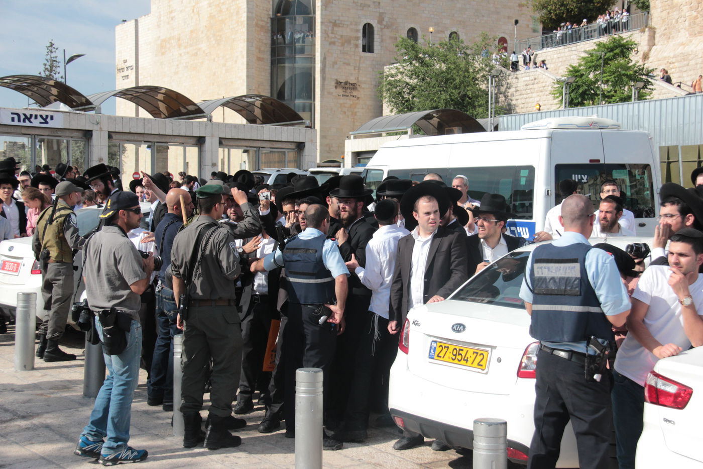 בוקר סוער בכותל: בנות סמינרים מול הרפורמיות