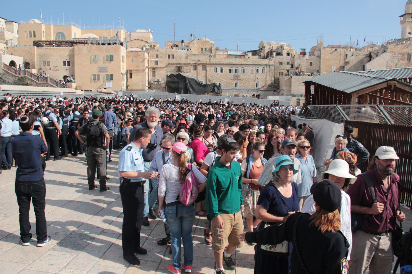 בוקר סוער בכותל: בנות סמינרים מול הרפורמיות