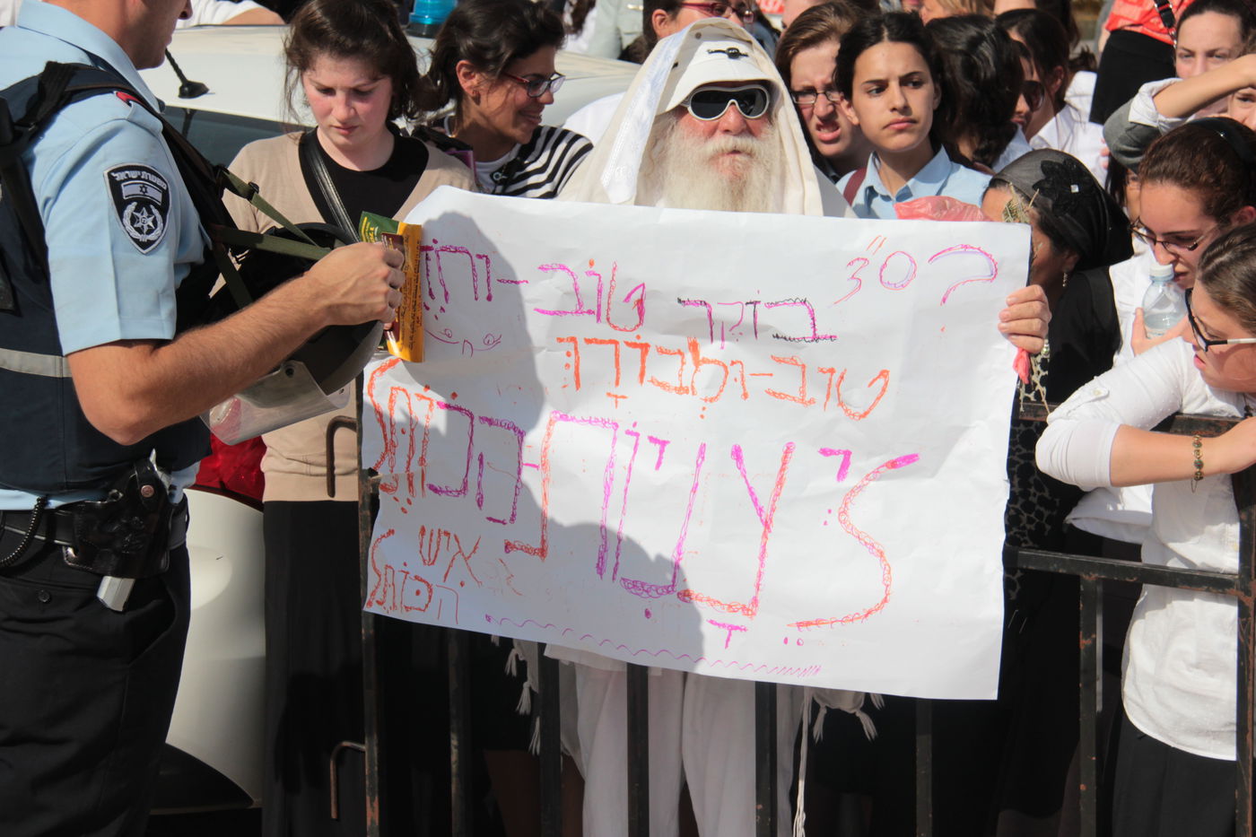 בוקר סוער בכותל: בנות סמינרים מול הרפורמיות