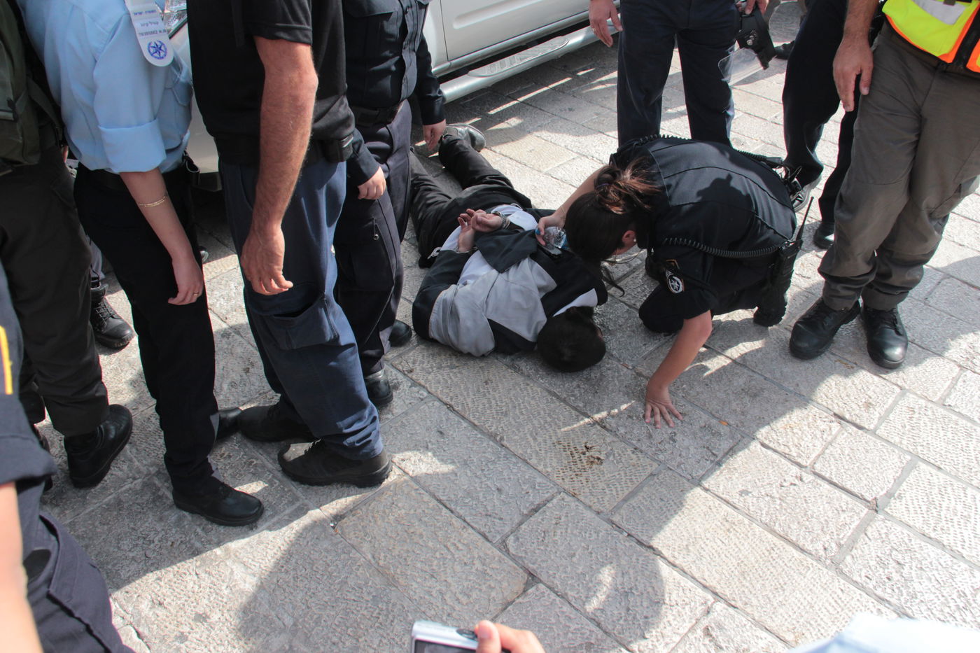 בוקר סוער בכותל: בנות סמינרים מול הרפורמיות