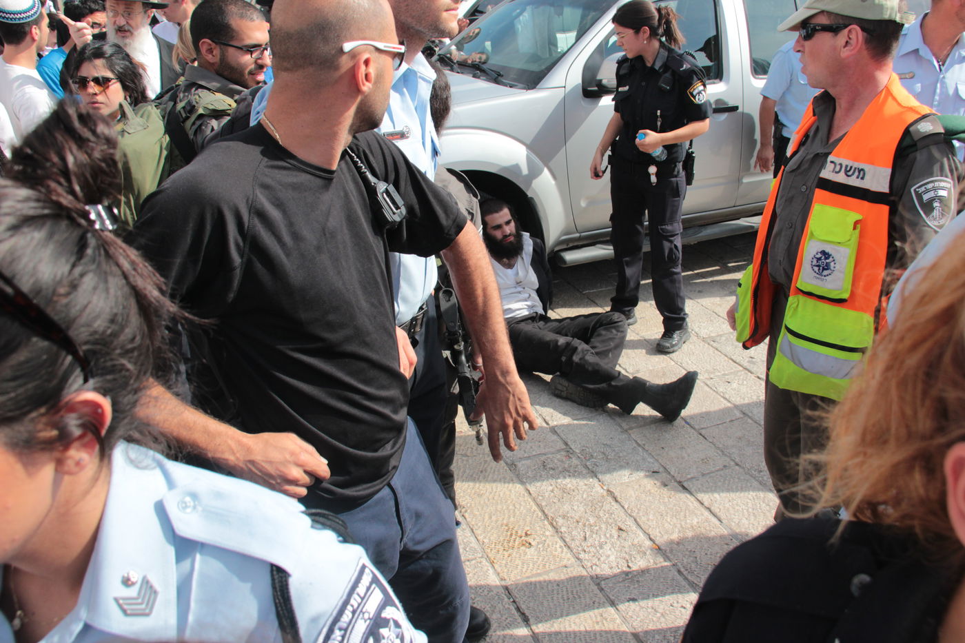 בוקר סוער בכותל: בנות סמינרים מול הרפורמיות