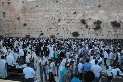 בוקר סוער בכותל: בנות סמינרים מול הרפורמיות