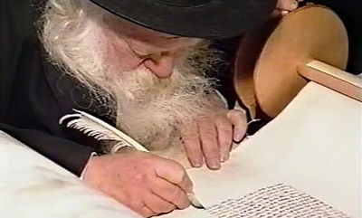 מרן שר התורה כותב אות בספר תורה • צפו בתיעוד