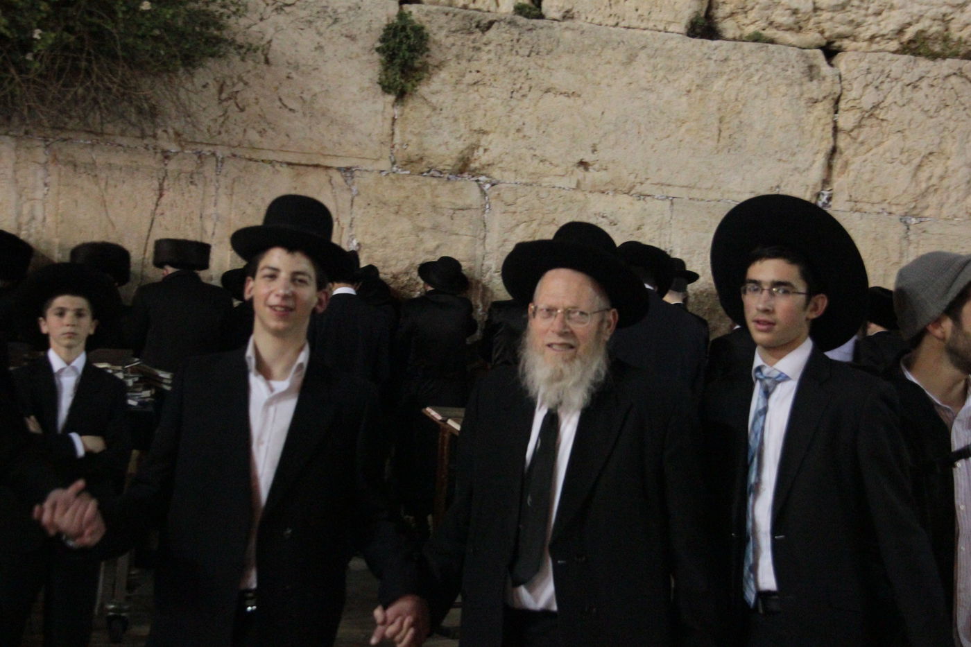 מוצאי חג השבועות בכותל המערבי: מעגל אחד, אלפי רוקדים