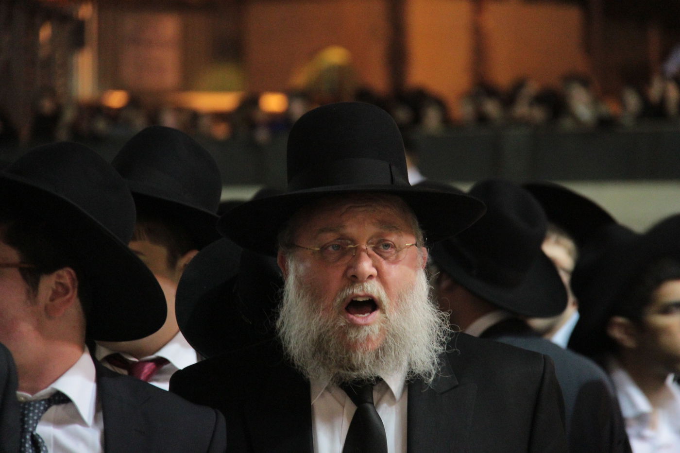 מוצאי חג השבועות בכותל המערבי: מעגל אחד, אלפי רוקדים