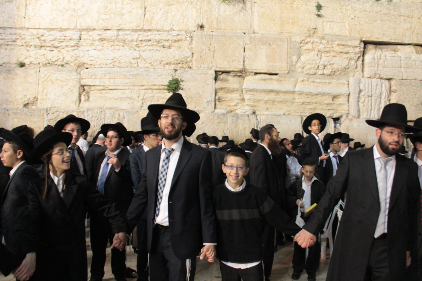 מוצאי חג השבועות בכותל המערבי: מעגל אחד, אלפי רוקדים