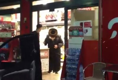 צפו: האדמו"ר מתולדות אברהם יצחק בדרכו להפגנת ההמונים