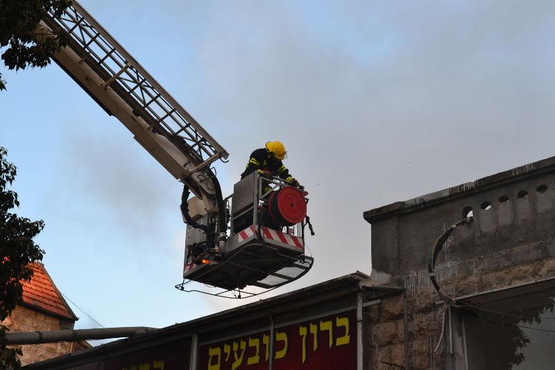 שריפה בשכונת גאולה: נזק כבד נגרם לבניין